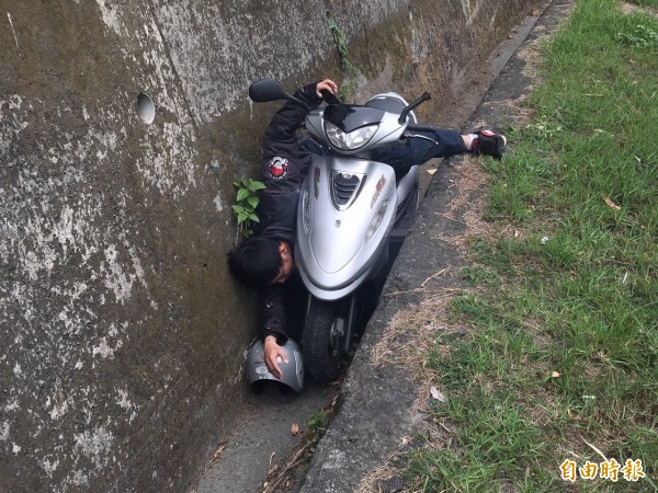 張姓男子騎車恍神，山路過彎時跌入水溝，左小腿封閉性骨折。（記者陳祐誠攝）