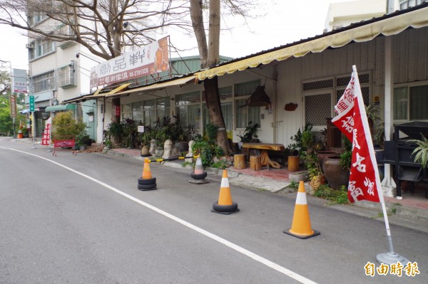 林妻開的藝品店已休息、沒開店月餘。（記者王善嬿攝）