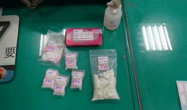 警方起出的海洛因、安非他命及毒品吸食器等贓物。（記者湯世名翻攝）☆少一份毒品就多一份健康，自由時報提醒您遠離毒品☆