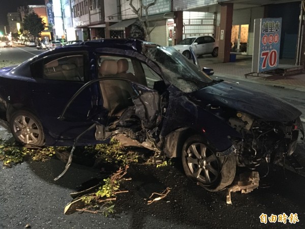 21歲溫姓男子駕駛的自小客車，疑似車速過快，撞向分隔島後，衝入對向車道。（記者王峻祺攝）