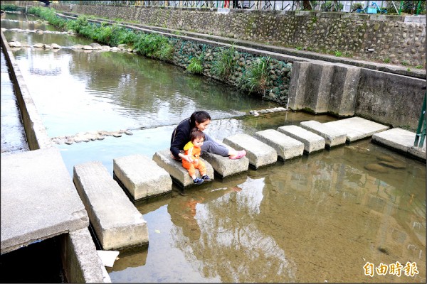 樹林區鹿角溪山佳段經河川整治、重建護岸後，成為居民休閒好去處，可近距離體驗親水的樂趣。（記者張安蕎攝）