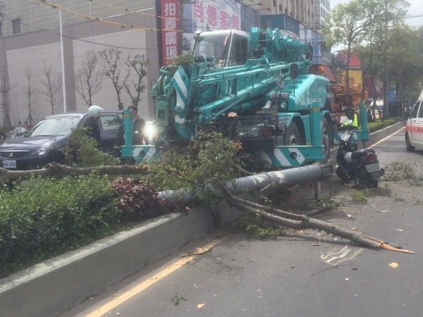 許姓駕駛擔心撞傷其他車輛，決定撞分隔島煞車（記者吳昇儒翻攝）