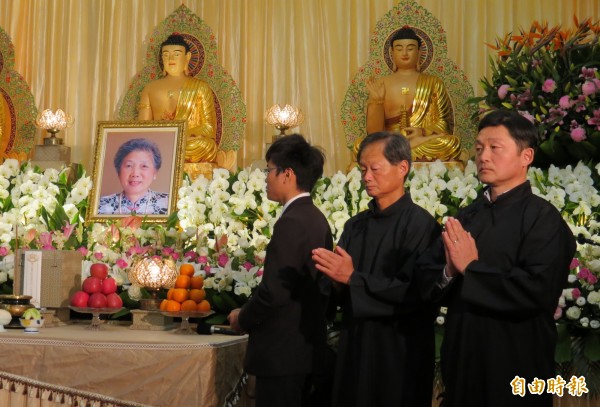 張美英告別祈福儀式上，長子孫安平（中）、次子孫天平（右）在場感念母親的慈愛。（記者張菁雅攝）