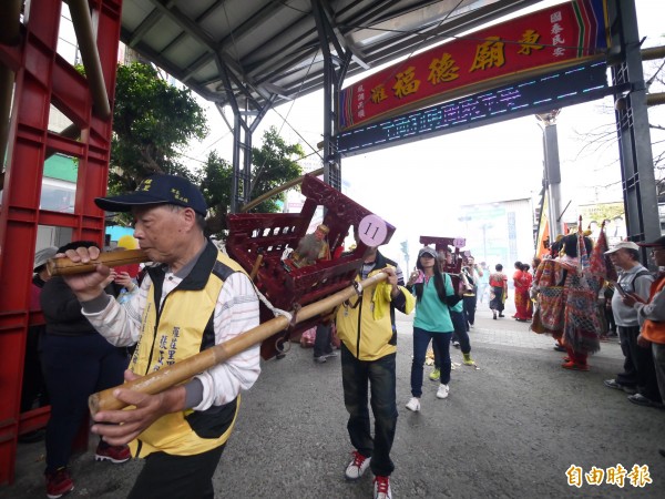 23尊土地公繞境，2千人隨隊春遊。
（記者簡惠茹攝）