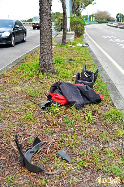 2名機車騎士遭轎車猛烈撞擊，現場遺留2頂安全帽及車輛零件。（記者湯世名攝）