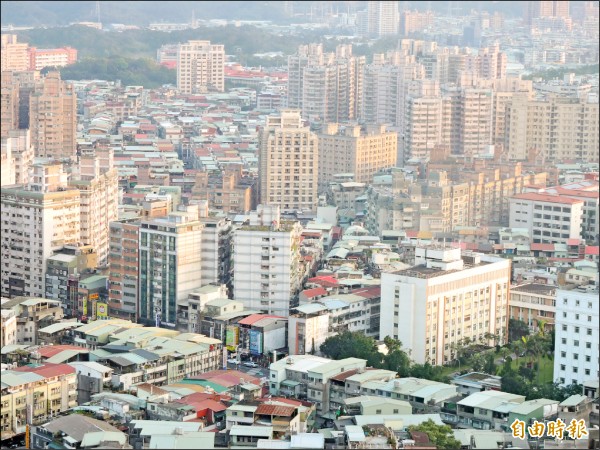 新北市都會核心區因建築物及人口密集，夏季氣溫居高不下，新北市城鄉局提出「減緩熱島效應計畫」，將擬定策略降溫。（記者賴筱桐攝）