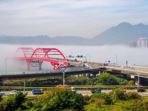 今天霧鎖淡水河，美景讓網友嘖嘖稱奇。（張逸帆提供）