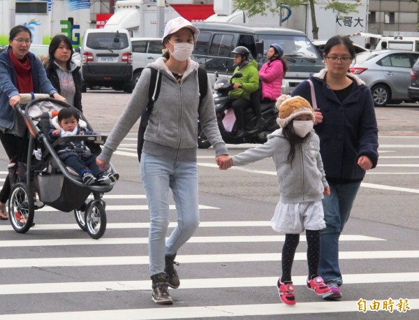 根據環保署空氣品質監測網的資料顯示，台灣北部、中部、南部細懸浮微粒指標（PM2.5）有偏高情形。（資料照，記者謝佳君攝）