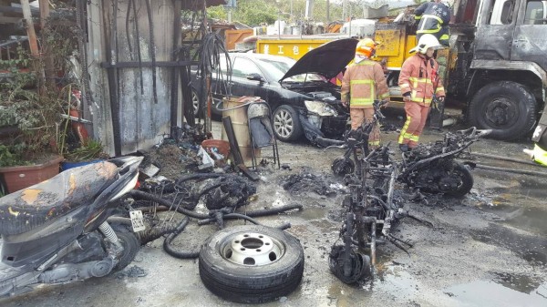 指南客運停車場1貨車1小客車4機車起火燃燒。（記者游承霖翻攝）