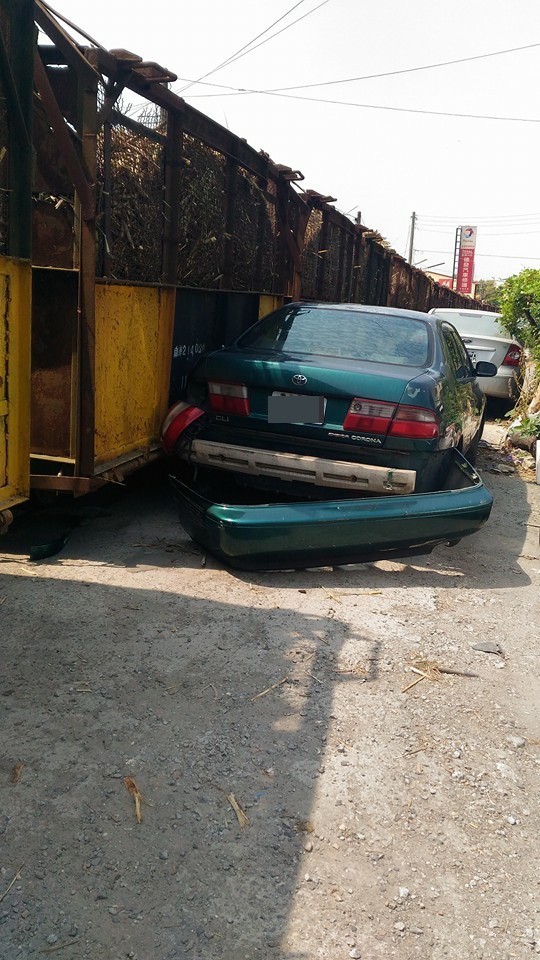 台糖運蔗小火車今天在虎尾擦撞到停在鐵軌旁的汽車。（翻攝自虎尾人讚出來臉書）