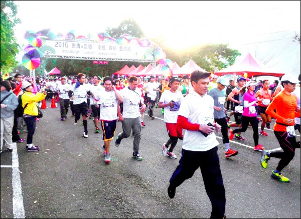 南投泰雅彩虹森林馬拉松，昨日清晨1500多位選手在晨曦中開跑。（泰雅渡假村提供）