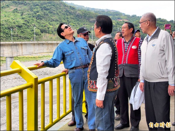 總統馬英九在嘉蘭天空步道上，還一度抬頭查看有落石問題的山壁。（記者王秀亭攝）