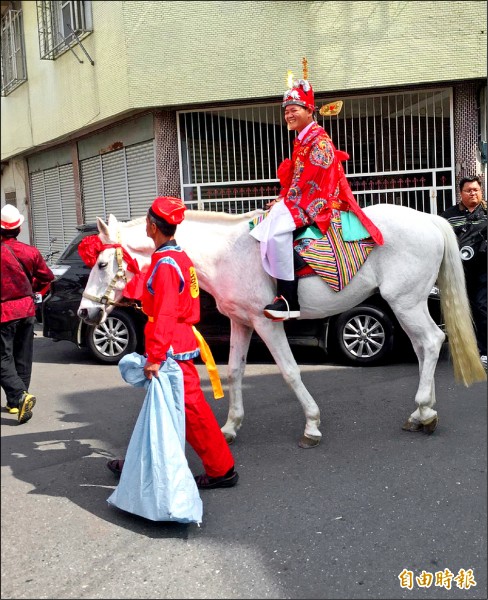 新營市民陳建佑騎白馬，以古禮迎娶新娘曹雅婷。（記者王涵平攝）