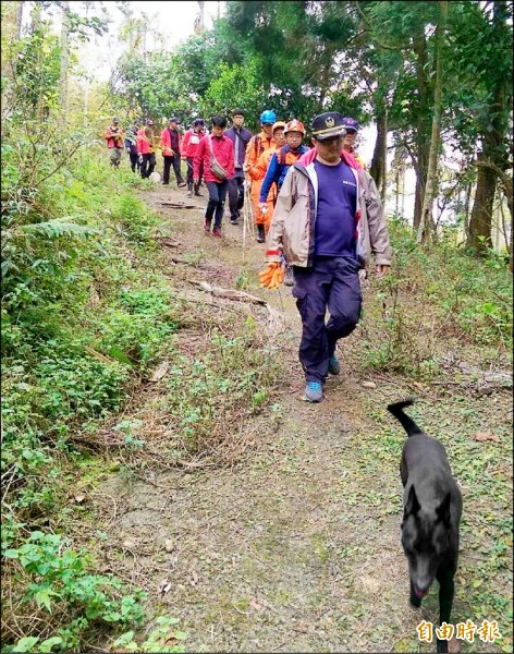 台南一中老師莊智仰登山失聯，內政部空中勤務總隊派直昇機空勘，地面搜救隊也帶搜救犬搜尋。（記者謝介裕攝）