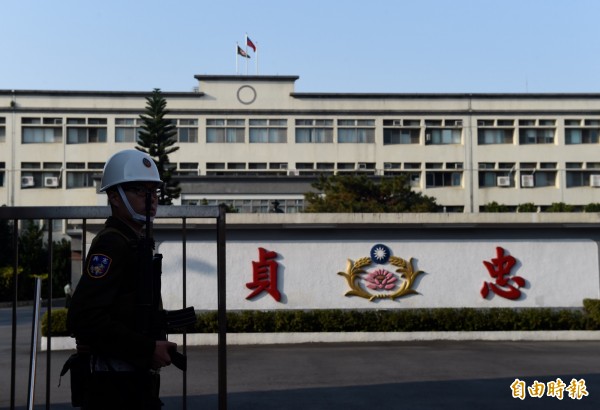 魏姓網友在網路上爆料，控訴國防部憲兵以買普洱茶的名義，到住宅強行搜走白色恐怖時期機密文件。（記者簡榮豐攝）