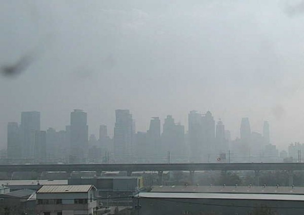 今天台灣西半部因大氣擴散不佳，共有5個空氣測站的PM2.5濃度指標達「紫爆」等級。圖為今早9點半台中西屯測站即時影像。（圖取自空氣品質監測網）
