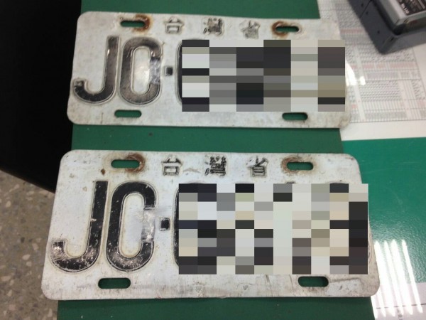 許姓男子塗改車牌反惹眼被逮。(記者周敏鴻翻攝) 許姓男子塗改車牌反惹眼被逮。(記者周敏鴻翻攝)