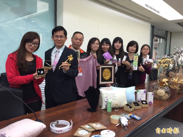 南市經發局在台灣國際蘭展設置蘭創館，蘭花文創產品融入生活，相當多元。（記者王涵平攝）