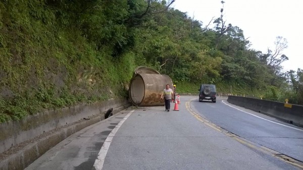 拖板車閃避對向超車車輛，自撞閃避，導致後方涵管掉落。（記者朱則瑋翻攝）（記者朱則瑋攝）