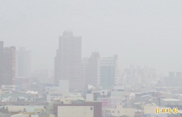 台南環保局指台南未來3天空氣品質不佳 ，已啟動應變措施。（記者蔡文居攝）