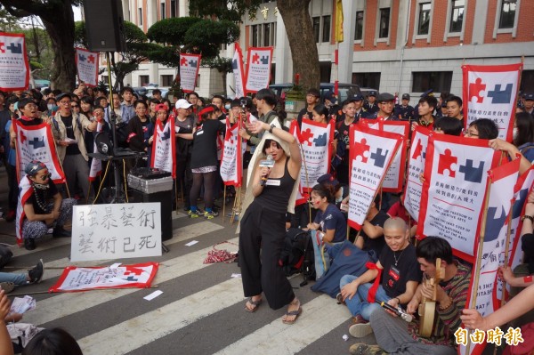 台南藝術大學反對與成大合併，號召眾人北上抗議，連勸世美少女（圖中）也在教育部前聲援，展開擅長電音高歌炒熱氣氛。（記者吳柏軒攝）