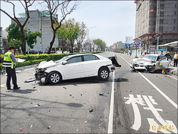 ＢＭＷ轎車（右後方）與豐田小客車撞擊，造成1死5傷。（記者王俊忠攝）