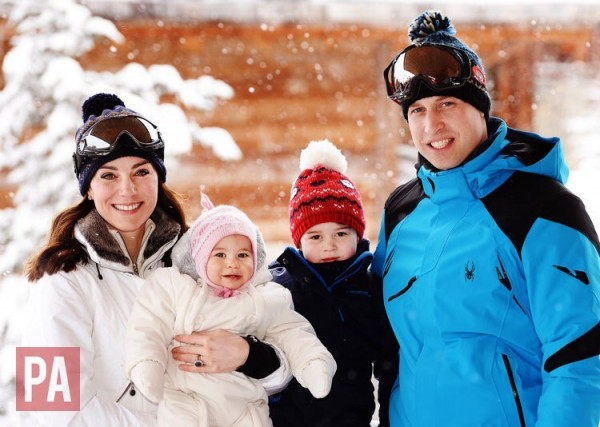 今天英國皇室官方推特肯辛頓宮發布一系列威廉一家四口在雪地度假的照片。（圖擷取自肯辛頓宮推特）