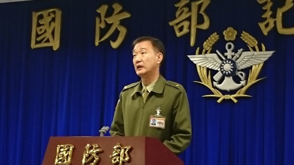 憲兵指揮部參謀長馮毅今表示，該案符合刑事訴訟法131條中的「無票搜索」。（記者羅添斌攝）