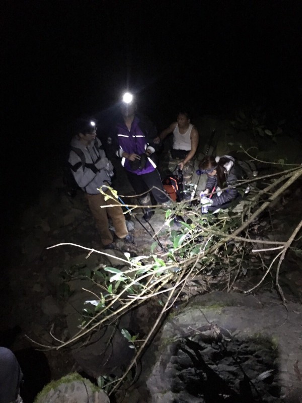 年輕男女登北插天山迷途、腳扭傷，警、消出動帶人下山。（記者李容萍翻攝）