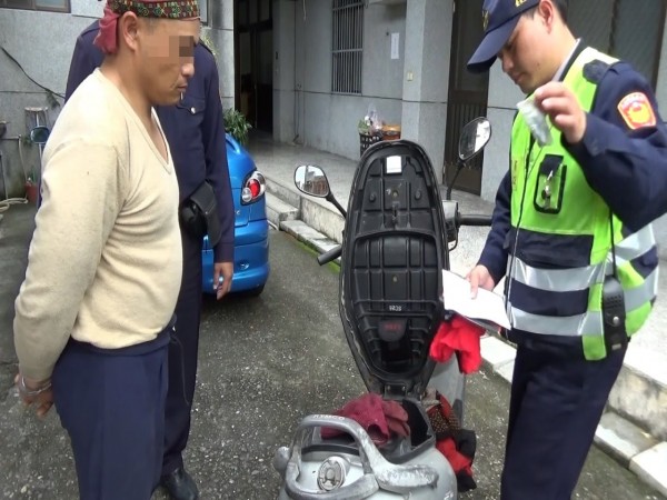 警方搜查陳嫌機車行李箱。（記者陳賢義翻攝）