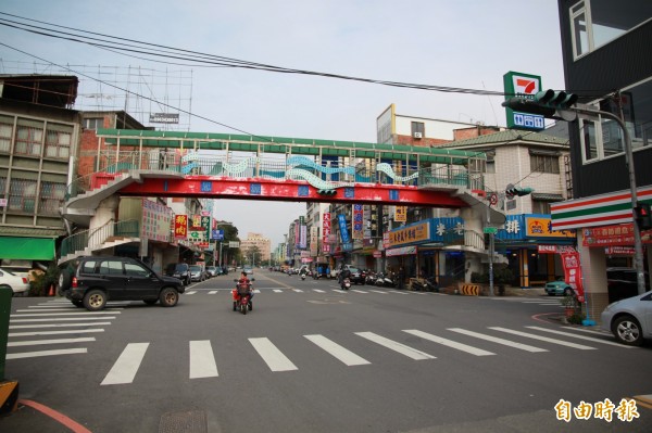 頭份市明起開始劃設路邊停車格，民眾應先自行排除路霸。圖為頭份市信東路、中正路口。（記者鄭鴻達攝）