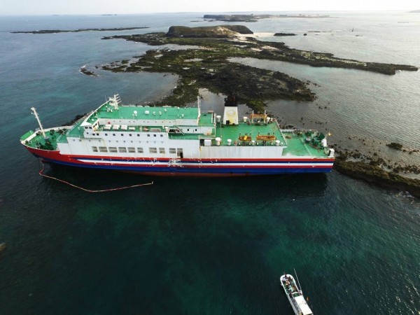 根據空拍畫面顯示，小白沙嶼海水清澈，無油汙汙染。（張震清提供）