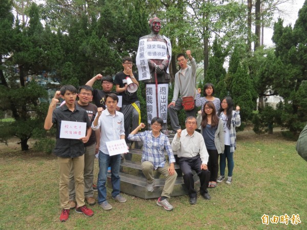 中教大學生再辦「裝置藝術」，盼廢除校園蔣介石獨裁銅像。（記者蘇孟娟攝）