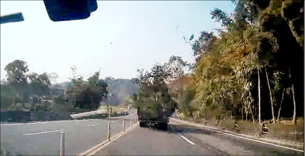 台廿一線近期出現貨車載運大型松樹，樹勢龐大枝條有時會散落路面，跟在後方的車輛常不巧被砸中，相當危險。（記者劉濱銓翻攝）