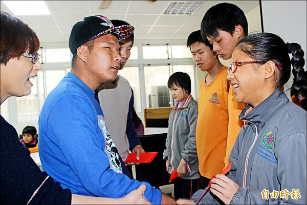 江昱舜（左二）回到台中啟明學校，捐贈獎助學金給清寒學弟妹。（記者歐素美攝）