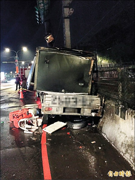 攤商駕車撞電桿身亡。
（記者林嘉東攝）