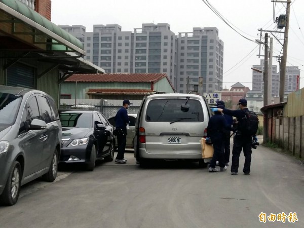 警方鑑識人員下午重回現場採證，釐清案發過程。（記者鄭淑婷攝）