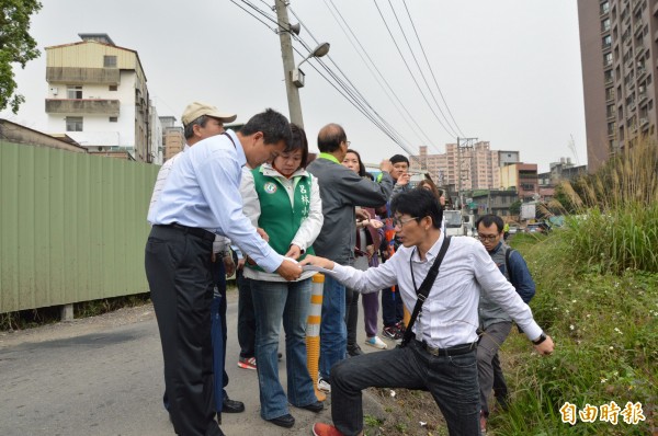 市議員呂林小鳳等人會勘茄苳路狀況。（記者謝武雄攝）