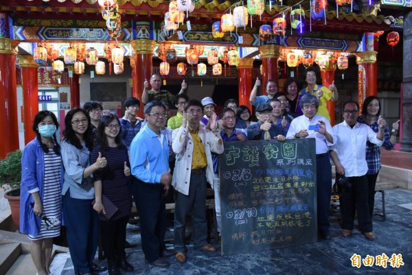 台日NGO齊聚台江廟口，為災區祈福。（記者黃文鍠攝）