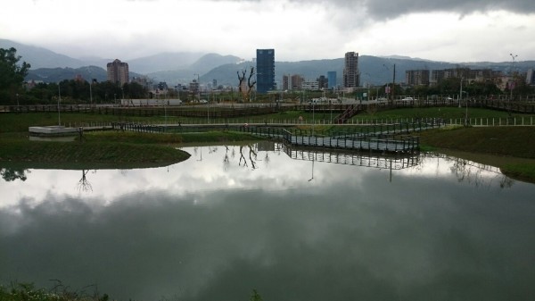 洲美蜆仔港公園內建有棧道、親水平台，可遠眺七星山及大屯山系。（照片由公園處提供）