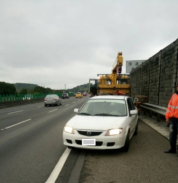 徐男逆向行駛後，被拖車與槽車包夾後，才在外側車道停下來。（記者鄭鴻達翻攝）