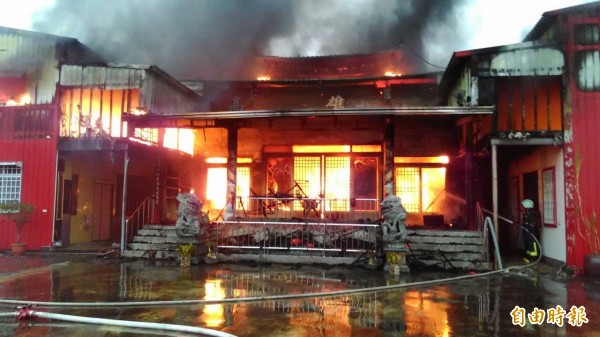 田寮崇德廟宇下午失火，整棟建物陷入一片火海。（記者蘇福男攝）