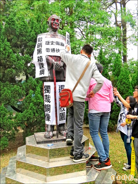中教大學生再度推出「裝置藝術」，訴求讓獨裁者銅像退出校園。
（記者蘇孟娟攝）