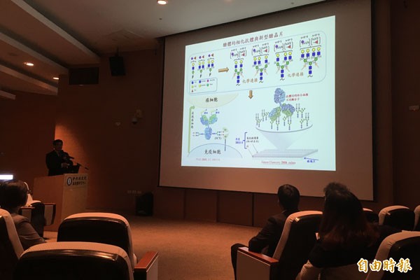 基因體研究中心副研究員吳宗益說明，透過新技術可望改善抗癌藥物的療效。（記者吳柏緯攝）