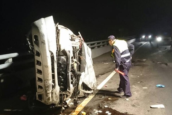 省道台61線彰化縣福興鄉路段南下高架車道，發生車子撞護欄，人甩出車外的死亡車禍。（記者張聰秋翻攝）