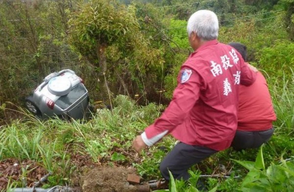 仁愛鄉台14甲線6.2公里處發生休旅車衝落邊坡意外，消防人員前往救援。（圖：仁愛消防分隊提供）
