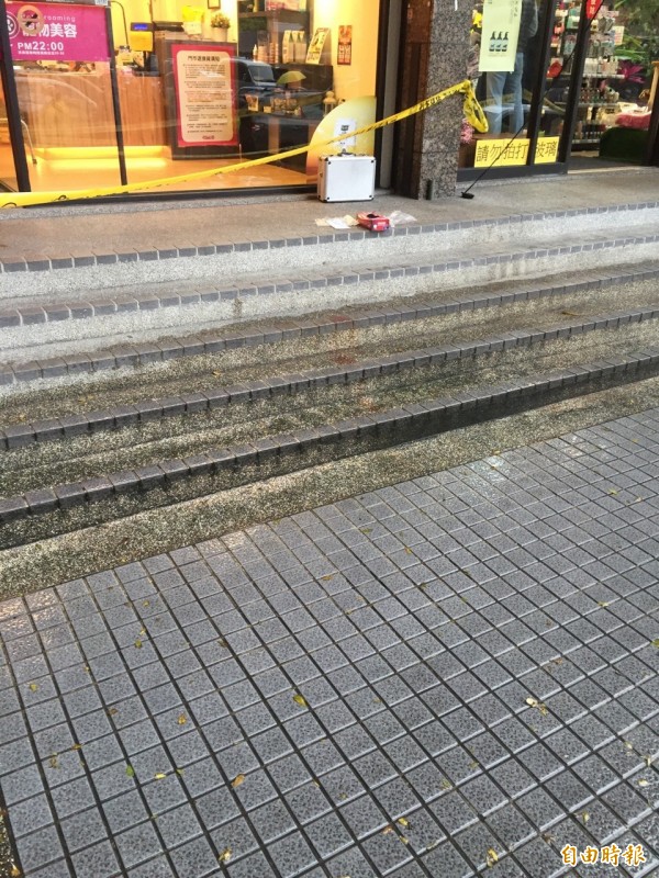 汐止區福德一路寵物店門口階梯遺留血跡。(記者吳昇儒攝)(記者陳薏云攝) 汐止區福德一路寵物店門口階梯遺留血跡。(記者吳昇儒攝)(記者陳薏云攝)