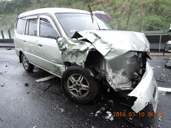 接連追撞的車輛雖嚴重受損，但4輛車上8名人員皆幸運無傷。（記者鄭鴻達翻攝）