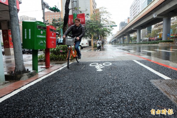 台北市復興南路段自行車道路面與人孔蓋有明顯落差，路面不夠平整，品質挨批落漆。（記者盧姮倩攝）