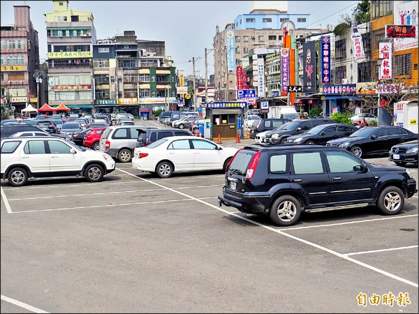 竹東鎮仁愛停車場擴增用地面積，今年再度辦理設定地上權招標，底價1億3800多萬。（記者蔡孟尚攝）